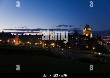 Avenue Saint-Denis et Château Frontenac à travers le parc au crépuscule, haute ville, Québec, Québec, Canada. Banque D'Images