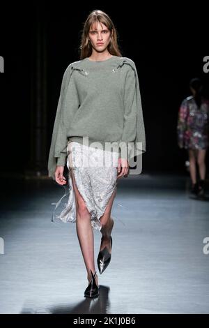 Londres, Royaume-Uni. 18th septembre 2022. CHRISTOPHER KANE SS23 piste pendant la semaine de la mode de Londres le 2022 septembre - Londres, Royaume-Uni. 18/09/2022 Credit: dpa Picture Alliance/Alay Live News Banque D'Images