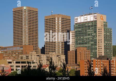 Complexes Desjardins et Hydro Québec en lumière matinale au printemps, Montréal, Québec, Canada. Banque D'Images