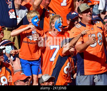 Denver, États-Unis. 18th septembre 2022. 18 septembre 2022: Les fans de Denver applaudissent l'équipe à la maison dans le match de football entre les Broncos de Denver et les Texans de Houston à Empower Field à Denver, CO. Denver a accroché pour gagner 16-9. Derek Regensburger/CSM. Crédit : CAL Sport Media/Alay Live News Banque D'Images