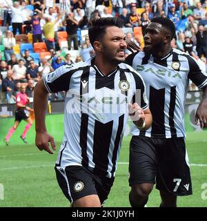 Udine, Italie. 18th septembre 2022. Tolgay Arslan (L) d'Udinese célèbre le score lors d'un match de football de Serie A entre Udinese et FC Inter à Udine, en Italie, le 18 septembre 2022. Credit: STR/Xinhua/Alay Live News Banque D'Images