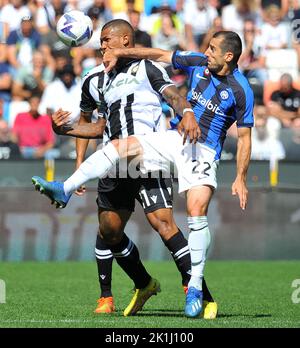 Udine, Italie. 18th septembre 2022. Henrikh Mkhitaryan (R) du FC Inter vies avec la Walace d'Udinese lors d'un match de football entre Udinese et le FC Inter à Udine, en Italie, le 18 septembre 2022. Credit: STR/Xinhua/Alay Live News Banque D'Images