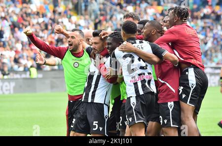 Udine, Italie. 18th septembre 2022. Tolgay Arslan d'Udinese (2nd L) célèbre ses scores avec ses coéquipiers lors d'un match de football Serie A entre Udinese et FC Inter à Udine, Italie, le 18 septembre 2022. Credit: STR/Xinhua/Alay Live News Banque D'Images