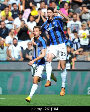 Udine, Italie. 18th septembre 2022. Nicolo Barella (L) du FC Inter célèbre son score avec son coéquipier Alessandro Bastoni lors d'un match de football série A entre Udinese et le FC Inter à Udine, en Italie, le 18 septembre 2022. Credit: STR/Xinhua/Alay Live News Banque D'Images