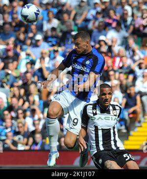 Udine, Italie. 18th septembre 2022. Edin Dzeko (L) du FC Inter participe à un match de soccer entre Udinese et le FC Inter à Udine, en Italie, le 18 septembre 2022. Credit: STR/Xinhua/Alay Live News Banque D'Images