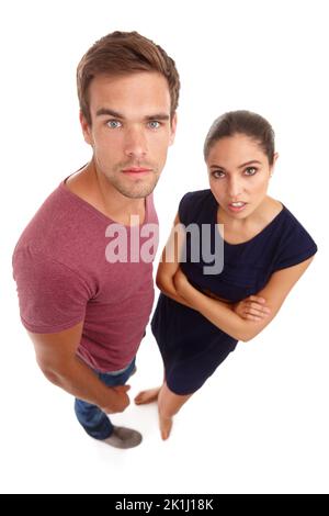 Je ne peux pas croire mes yeux. Portrait studio d'un jeune couple qui a l'air choqué Banque D'Images