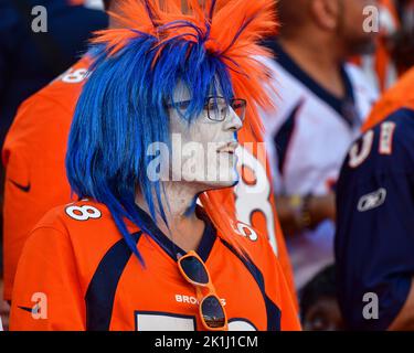 Denver, États-Unis. 18th septembre 2022. 18 septembre 2022: Un fan de Denver est tous vêtu pour encourager l'équipe à la maison dans le match de football entre les Broncos de Denver et les Texans de Houston à Empower Field à Denver, CO. Denver accroché pour gagner 16-9. Derek Regensburger/CSM. Crédit : CAL Sport Media/Alay Live News Banque D'Images