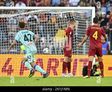 Rome, Italie. 18th septembre 2022. Giorgio Scalvini (L) d'Atalanta marque son but lors d'un match de football de Serie A entre Roma et Atalanta à Rome, Italie, le 18 septembre 2022. Credit: Augusto Casasoli/Xinhua/Alamy Live News Banque D'Images