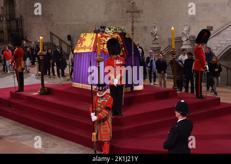 Londres, Angleterre, Royaume-Uni. 18th septembre 2022. Les bourneurs marchent devant le cercueil de la reine la dernière nuit de son ponte dans l'État de Westminster Hal. (Credit image: © Thomas Krych/ZUMA Press Wire) Credit: ZUMA Press, Inc./Alamy Live News Banque D'Images