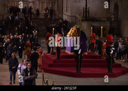 Londres, Angleterre, Royaume-Uni. 18th septembre 2022. Les bourneurs marchent devant le cercueil de la reine la dernière nuit de son ponte dans l'État de Westminster Hal. (Credit image: © Thomas Krych/ZUMA Press Wire) Credit: ZUMA Press, Inc./Alamy Live News Banque D'Images