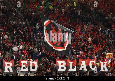 Milan, Italie. 18th septembre 2022. Italie, Milan, sept 18 2022: les supporters de l'ac Milan brandissent les drapeaux et affichent des bannières dans les stands pendant le match de football AC MILAN vs SSC NAPOLI, Serie A Tim 2022-2023 day7 San Siro Stadium (Credit image: © Fabrizio Andrea Bertani/Pacific Press via ZUMA Press Wire) Credit: ZUMA Press, Inc./Alay Live News Banque D'Images