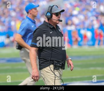 Lexington, Kentucky, États-Unis. 17th septembre 2022. Mark Stoops, entraîneur-chef du Kentucky, lors du match de football de la NCAA entre les Wilkdcats du Kentucky et les pingouins de l'État de Youngstown à Kroger Field, à Lexington, dans le Kentucky. Kyle Okita/CSM/Alamy Live News Banque D'Images