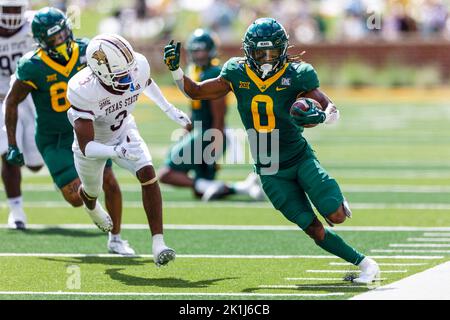 Baylor porte en arrière Craig Williams (0), en arrière de l'État du Texas Bobcat Corner back Kordell Rodgers (3) pour une course de touchdown de 30 yards avec 11:45 laissés dedans Banque D'Images