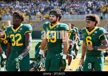 Le linebacker des Baylor Bears Carmello Jones (32), le Tight End Gavin Yates (43) et le wide receiver Gavin Holmes (6) lors d'un match de football universitaire de la NCAA contre les Bobcats de Texas State au McLane Stadium le samedi 17 septembre 2022 à Waco, Touvraison Baylor a gagné 42-7 (Eddie Kelly/image of Sport) Banque D'Images