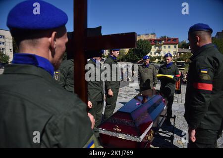 Lviv, Ukraine. 6th septembre 2022. Les soldats de la Garde nationale d'Ukraine couvrent le cercueil du capitaine Volodymyr Ivanyuk avec le drapeau ukrainien pendant la cérémonie funéraire au cimetière Lychakiv à Lviv dès les premiers jours de l'invasion militaire à grande échelle de l'Ukraine par la Russie, Volodymyr Ivanyuk s'est porté volontaire pour aller en guerre. Il a servi dans les rangs de la brigade mécanisée séparée de 24th, nommée d'après le roi Danylo du commandement opérationnel ''Ouest'' des forces terrestres des forces armées d'Ukraine. Volodymyr Ivanyuk laisse derrière lui sa mère, sa femme et ses trois fils. (Credit image: © Pavlo Palamarchuk Banque D'Images