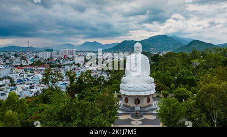 5 septembre 2022 : Pagode de long fils, qui abrite la plus grande statue de Bouddha de la ville de Nha Trang, province de Khanh Hoa, Vietnam Banque D'Images