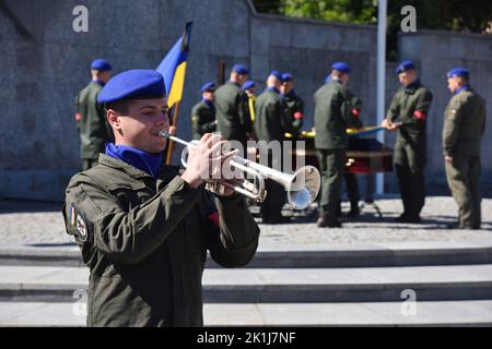 Lviv, Ukraine. 6th septembre 2022. Un membre de la bande militaire de la Garde nationale d'Ukraine joue la trompette pendant la cérémonie funéraire du capitaine Volodymyr Ivanyuk au cimetière Lychakiv à Lviv dès les premiers jours de l'invasion militaire à grande échelle de l'Ukraine par la Russie, Volodymyr Ivanyuk s'est porté volontaire pour aller en guerre. Il a servi dans les rangs de la brigade mécanisée séparée de 24th, nommée d'après le roi Danylo du commandement opérationnel ''Ouest'' des forces terrestres des forces armées d'Ukraine. Volodymyr Ivanyuk laisse derrière lui sa mère, sa femme et ses trois fils. (Credit image: © Pavlo Palamarchuk/S. Banque D'Images