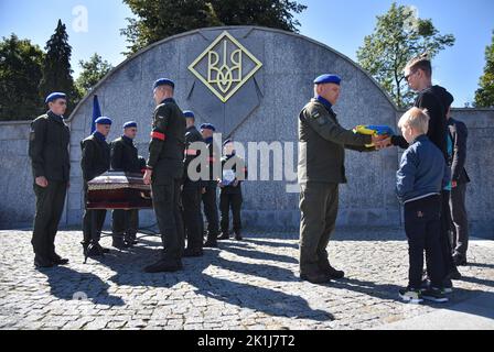 Lviv, Ukraine. 6th septembre 2022. Un officier militaire de la Garde nationale d'Ukraine remet le drapeau de l'Ukraine aux fils du capitaine Volodymyr Ivanyuk lors de la cérémonie funéraire au cimetière de Lychakiv à Lviv. Dès les premiers jours de l'invasion militaire à grande échelle de l'Ukraine par la Russie, Volodymyr Ivanyuk s'est porté volontaire pour entrer en guerre. Il a servi dans les rangs de la brigade mécanisée séparée de 24th, nommée d'après le roi Danylo du commandement opérationnel ''Ouest'' des forces terrestres des forces armées d'Ukraine. Volodymyr Ivanyuk laisse derrière lui sa mère, sa femme et ses trois fils. (Credit image: © Pavlo Pal Banque D'Images