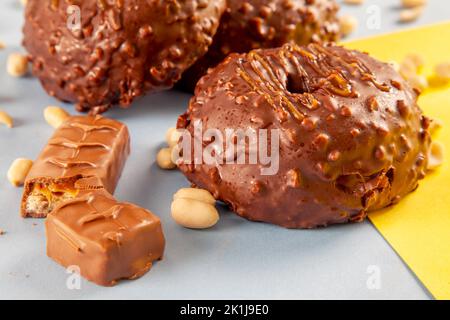 Beignet d'arachide au chocolat dépoli croquant, avec bar au chocolat. Banque D'Images