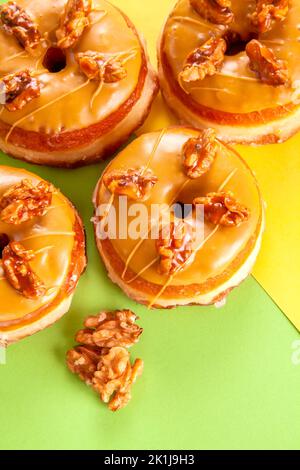 Beignets de brioche gourmet caramélisés aux noix en gros plan. Banque D'Images