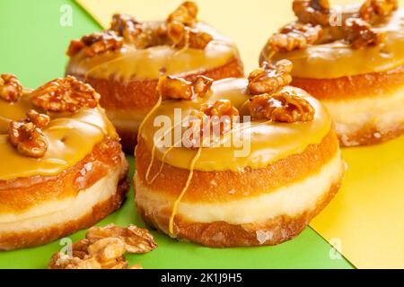 Beignets de brioche gourmet caramélisés aux noix en gros plan. Banque D'Images