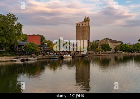 Photo en début de soirée de Schoen place et du canal Érié dans le village de Pittsford, New York. Banque D'Images