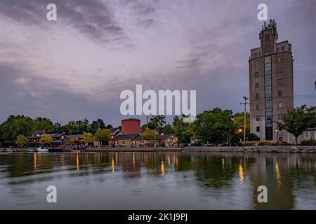 Photo en début de soirée de Schoen place et du canal Érié dans le village de Pittsford, New York. Banque D'Images