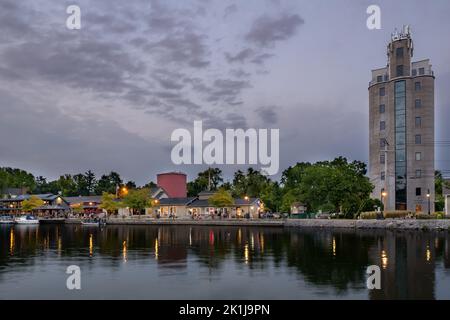 Photo en début de soirée de Schoen place et du canal Érié dans le village de Pittsford, New York. Banque D'Images