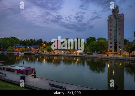 Photo en début de soirée de Schoen place et du canal Érié dans le village de Pittsford, New York. Banque D'Images