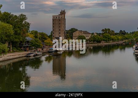 Photo en début de soirée de Schoen place et du canal Érié dans le village de Pittsford, New York. Banque D'Images