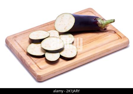 coupé en cercles, légume d'aubergine biologique naturel isolé sur fond blanc Banque D'Images