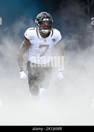 Jacksonville, Floride, États-Unis. 18th septembre 2022. Zay Jones, grand récepteur des Jacksonville Jaguars (7) avant 1st demi-match de football NFL entre les Indianapolis Colts et les Jacksonville Jaguars au TIAA Bank Field de Jacksonville, Floride. Roméo T Guzman/CSM/Alamy Live News Banque D'Images