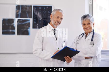 Consultation d'un collègue pour une deuxième opinion. Deux médecins travaillant ensemble dans un hôpital. Banque D'Images