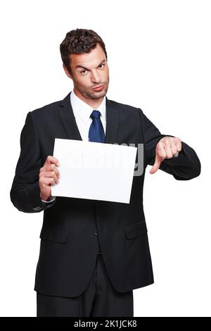 Je ne suis pas du tout satisfait de ces résultats. Un beau jeune homme d'affaires tenant un écriteau et vous donnant un pouce vers le bas Banque D'Images