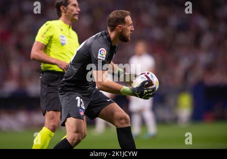 Madrid, Espagne. 19th septembre 2022. 18th septembre 2022; Civitas Metropolitano, Madrid, Espagne: La Liga Santander football, Atletico de Madrid contre Real Madrid CF: Jan Olak met le ballon à ses défenseurs crédit: Action plus Sports Images/Alay Live News Banque D'Images