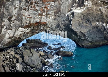 Gros plan de la célèbre arche de roche dans l'océan Atlantique, Cap Dyrholaey, Islande, Europe Banque D'Images