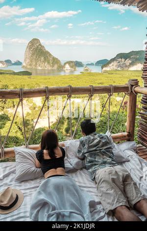 Heureux couple voyageur profiter du point de vue de la baie de Phang Nga, les touristes se détendant dans la station tropicale à Samet Nang She, près de Phuket dans le sud de la Thaïlande. Southe Banque D'Images