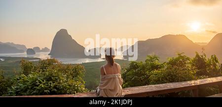 Bonne femme voyageur profiter du point de vue de la baie de Phang Nga, seul touriste assis et de détente à Samet Nang She, près de Phuket dans le sud de la Thaïlande. Sud-est Banque D'Images