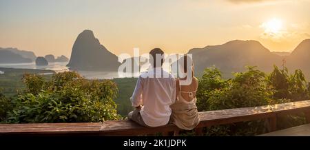 Heureux couple voyageur profiter du point de vue de la baie de Phang Nga, les touristes se détendant à Samet Nang She, près de Phuket dans le sud de la Thaïlande. Voyage en Asie du Sud-est, tr Banque D'Images