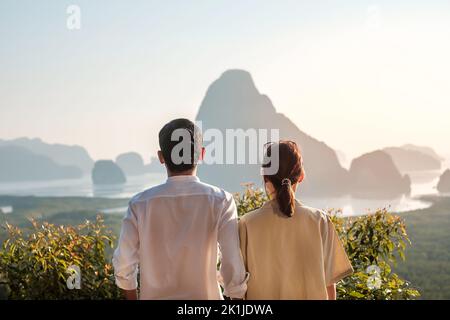 Heureux couple voyageur profiter du point de vue de la baie de Phang Nga, les touristes se détendant à Samet Nang She, près de Phuket dans le sud de la Thaïlande. Voyage en Asie du Sud-est, tr Banque D'Images