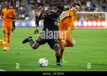 Los Angeles, Californie, États-Unis. 18th septembre 2022. Le FC de Los Angeles avance Kwadwo Opoku (22) et le défenseur de Houston Dynamo Adam Lundqvist (3) rivalisent pour le ballon lors d'un match de football MLS dimanche, 18 septembre 2022, à Los Angeles. (Credit image: © Ringo Chiu/ZUMA Press Wire) Credit: ZUMA Press, Inc./Alamy Live News Banque D'Images