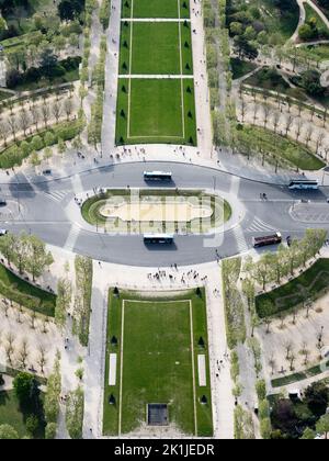 Paris, France - 18 avril 2022 : vue d'en haut sur la circulation sur le champ de Mars. Vue depuis la Tour Eiffel en direction du sud-est. Banque D'Images