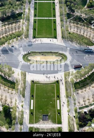 Paris, France - 18 avril 2022 : vue d'en haut sur la circulation sur le champ de Mars. Vue depuis la Tour Eiffel en direction du sud-est. Banque D'Images