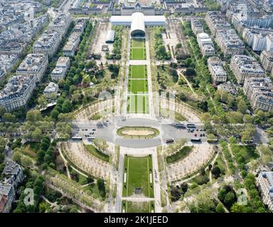 Paris, France - 18 avril 2022 : vue d'en haut du champ de Mars, vue de la Tour Eiffel vers le sud-est jusqu'à l'École militaire. Banque D'Images