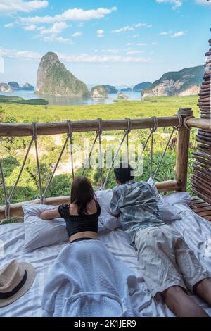 Heureux couple voyageur profiter du point de vue de la baie de Phang Nga, les touristes se détendant dans la station tropicale à Samet Nang She, près de Phuket dans le sud de la Thaïlande. Southe Banque D'Images