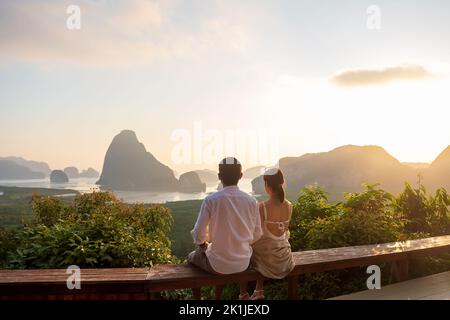 Heureux couple voyageur profiter du point de vue de la baie de Phang Nga, les touristes se détendant à Samet Nang She, près de Phuket dans le sud de la Thaïlande. Voyage en Asie du Sud-est, tr Banque D'Images