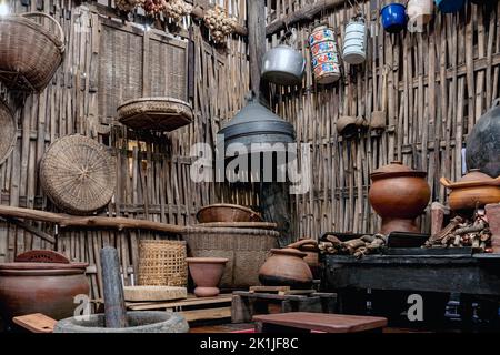 Variété et types d'ustensiles pour la cuisine simple des familles asiatiques dans le passé. Intérieur traditionnel asiatique et thaïlandais de style ancien. Cuisine ancienne Banque D'Images