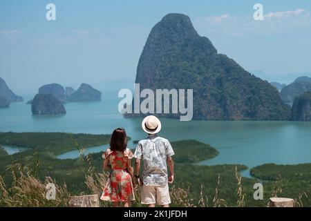 Heureux couple voyageur profiter du point de vue de la baie de Phang Nga, les touristes se détendant à Samet Nang She, près de Phuket dans le sud de la Thaïlande. Voyage en Asie du Sud-est, tr Banque D'Images