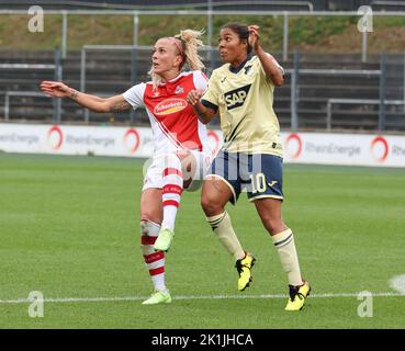 Cologne, Allemagne. 19th septembre 2022. FlyerAlarm Frauen Bundesliga, Matchday 1, 1. FC Koeln - TSG 1899 Hoffenheim, Mandy Islacker (Koeln), Gia Corley (Hoffenheim) crédit: Juergen Schwarz/Alay Live News Banque D'Images