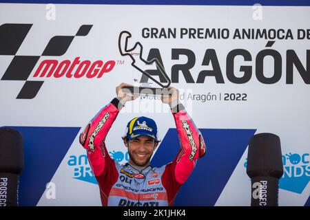 Alcaniz, Espagne. 18th septembre 2022. ENEA Bastianini de Gresini Racing célèbre la victoire du champion sur le podium lors de la course du Grand Prix Aragon à Alcaniz, Espagne, le 18 septembre 2022. Credit: Qian Jun/Xinhua/Alay Live News Banque D'Images